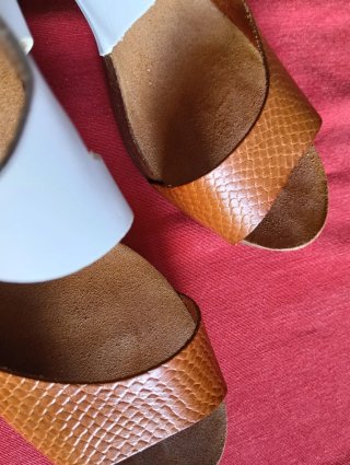 Sandalias cuña tacón Yokono marrón y blanco