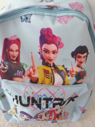 Mochila azul con personajes k pop Demon Hunters