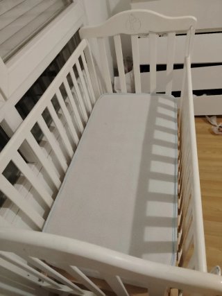 Cuna de bebé blanca con ruedas