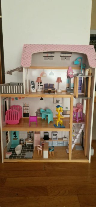 Casita de muñecas de madera