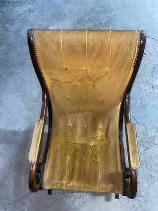 Sedia a dondolo vintage in legno e velluto senape