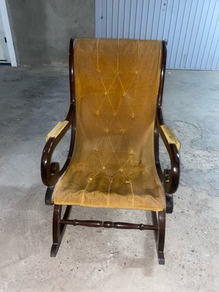 Sedia a dondolo vintage in legno e velluto senape