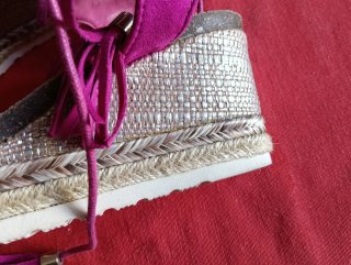 Sandalias de tacón rosa y marrón