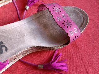 Sandalias de tacón rosa y marrón