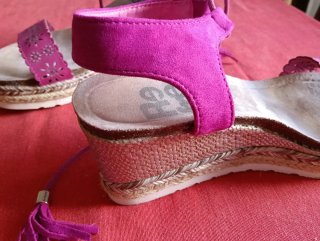 Sandalias de tacón rosa y marrón