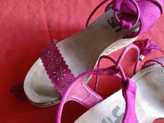 Sandalias de tacón rosa y marrón