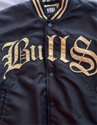 Chaqueta bomber Bulls negra y dorada