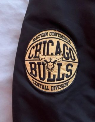 Chaqueta bomber Bulls negra y dorada