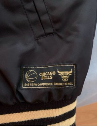 Chaqueta bomber Bulls negra y dorada