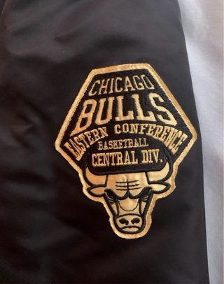 Chaqueta bomber Bulls negra y dorada