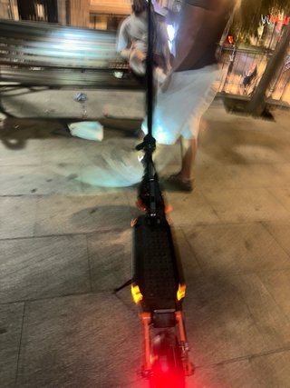 Patinete Eléctrico Naranja y Negro
