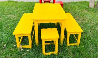 Mesa y banquetas de madera amarilla