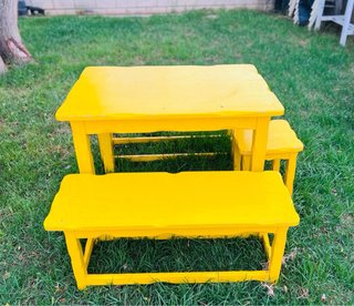 Mesa y banquetas de madera amarilla