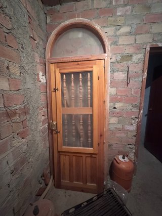 Puerta de madera con arco