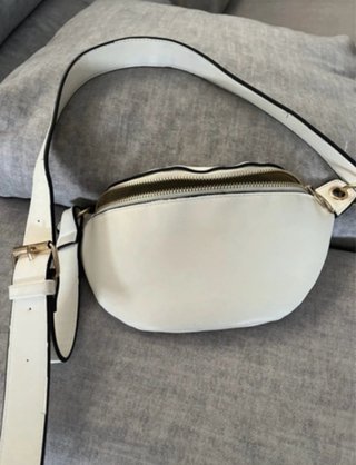 Sandalias y bolso beis