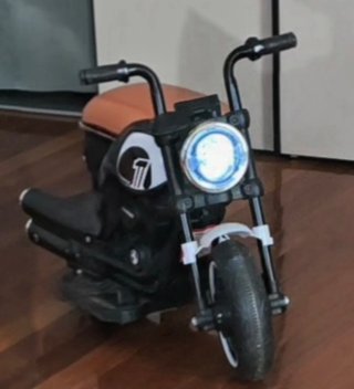 Triciclo infantil azul y amarillo