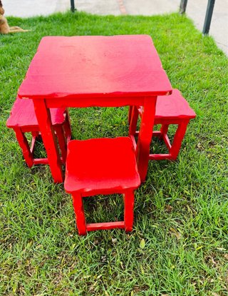 Mesa y 3 bancos a juego la tengo en más colores