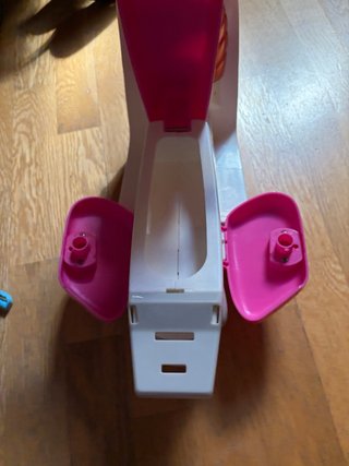 Moto Nancy rosa y blanca con casco