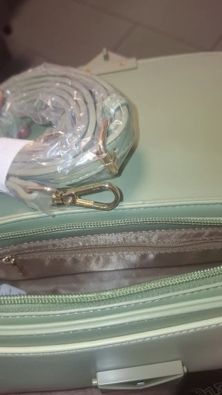Bolso verde con pañuelo estampado