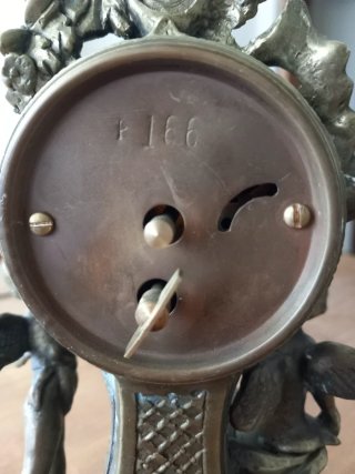 Reloj de sobremesa de bronce