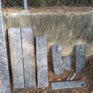 Piezas de mármol y trozos