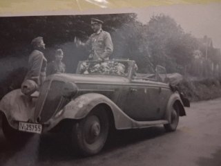 Fotografía antigua: Oficial en coche descapotable