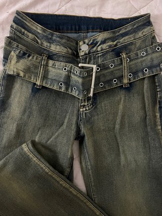 Pantalón campana Y2K con cinturón