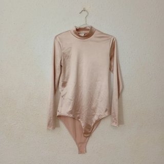 Body satén cuello alto talla M