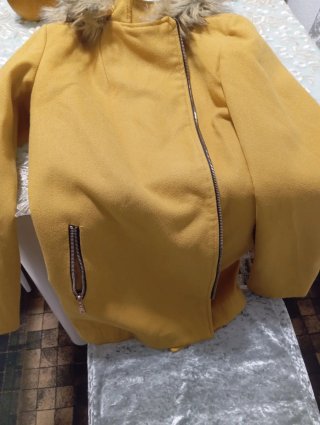 Abrigo amarillo con capucha de pelo