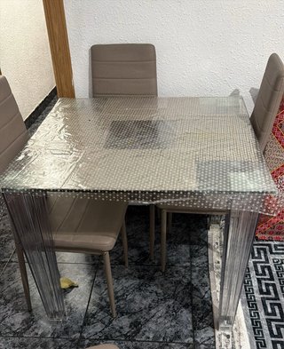 Mesa comedor y 4 sillas piel