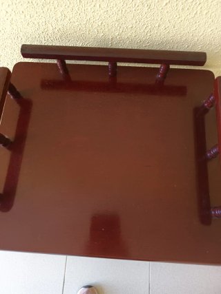Mesa auxiliar de madera oscura