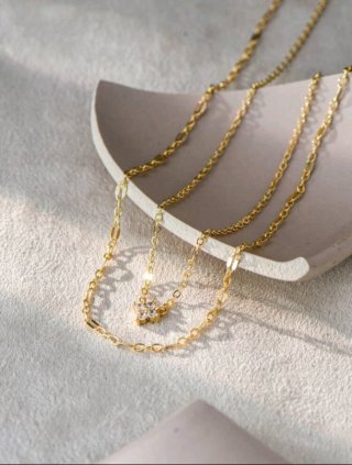 Elegante collar dorado doble con colgante