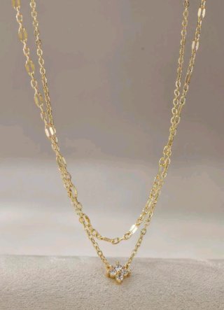 Elegante collar dorado doble con colgante