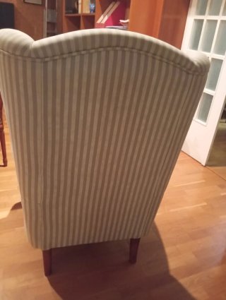Butaca orejera de tela a rayas