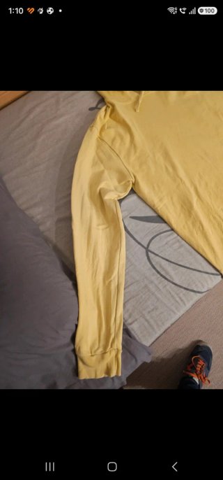 Sudadera amarilla con capucha