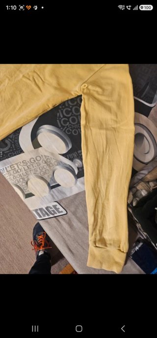 Sudadera amarilla con capucha