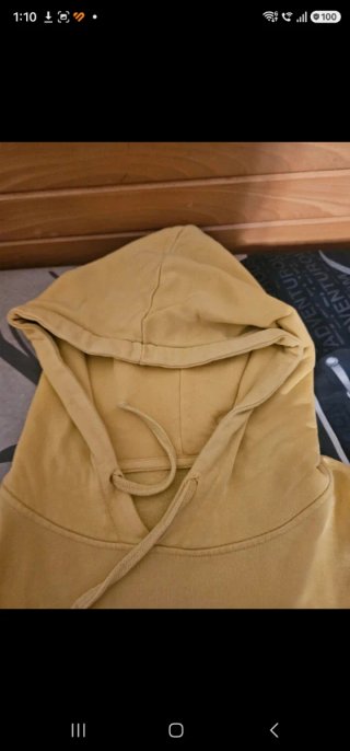 Sudadera amarilla con capucha