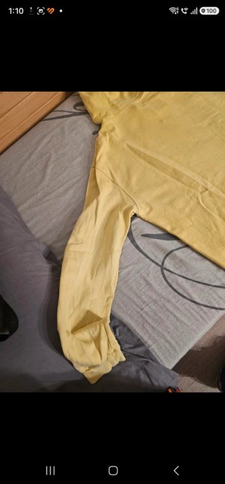 Sudadera amarilla con capucha