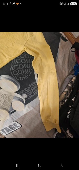 Sudadera amarilla con capucha