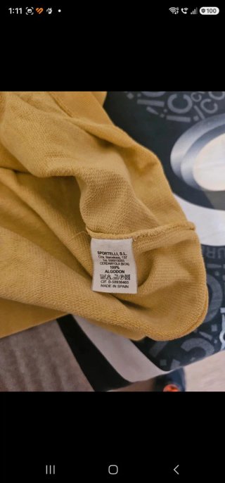 Sudadera amarilla con capucha