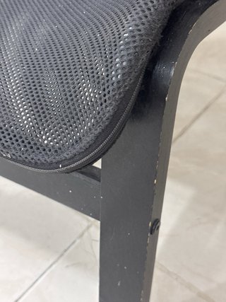 Silla baja negra para salón o terraza