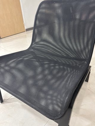 Silla baja negra para salón o terraza