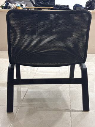 Silla baja negra para salón o terraza