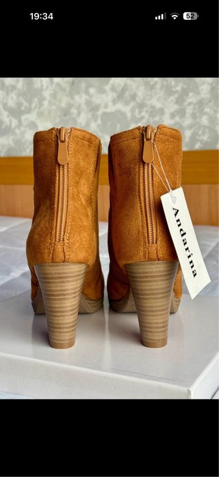 Botines de ante camel con tacón
