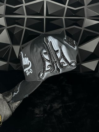 Gorra Negra con Detalles Dorados