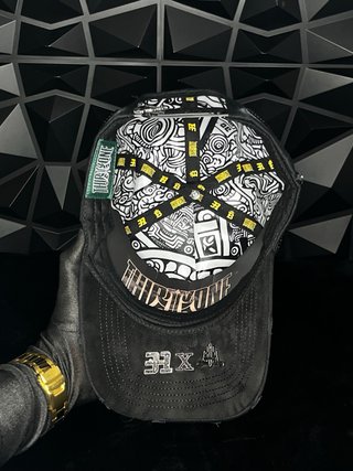 Gorra Negra con Detalles Dorados