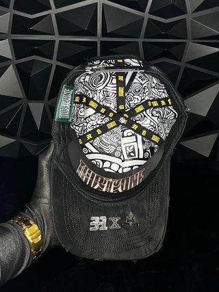 Gorra Negra con Detalles Dorados