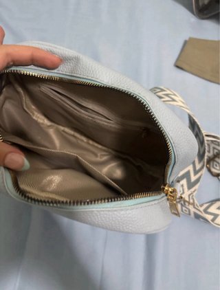 Bolso bandolera azul con correa geométrica
