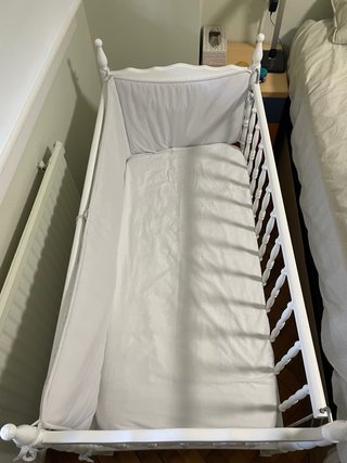 Cuna blanca con ruedas + colchón