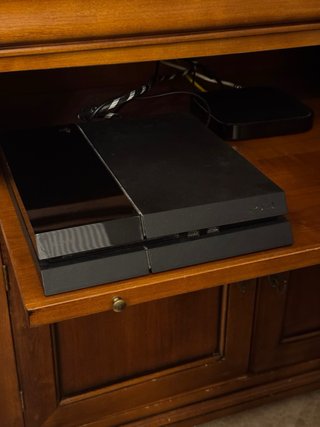 PlayStation 4 + 8 juegos + cables